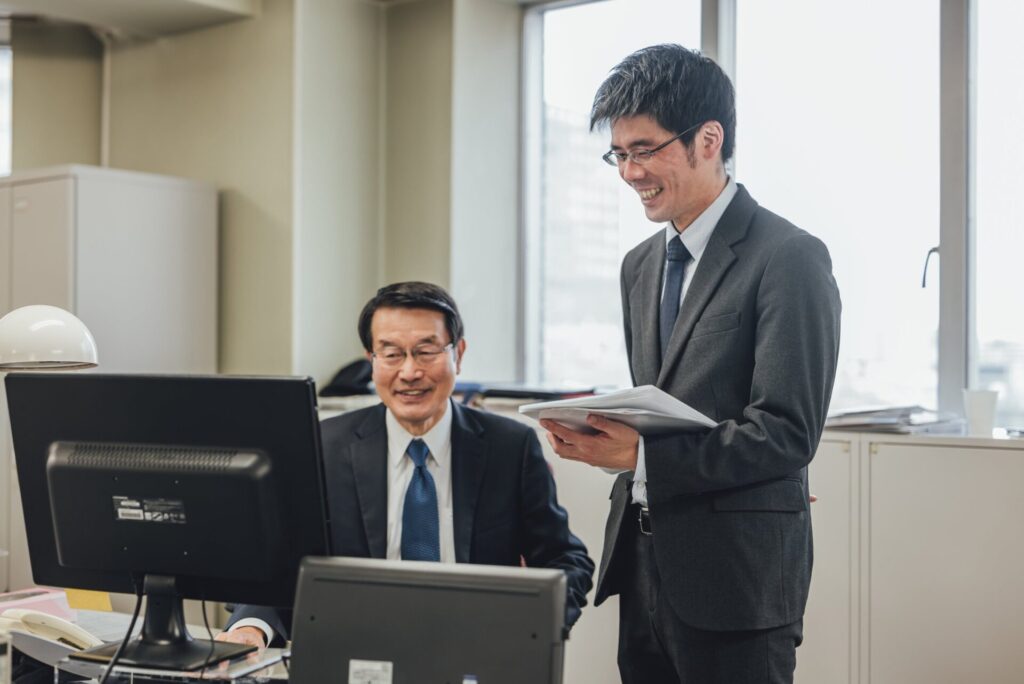 笑顔で会議をしている先生達の画像